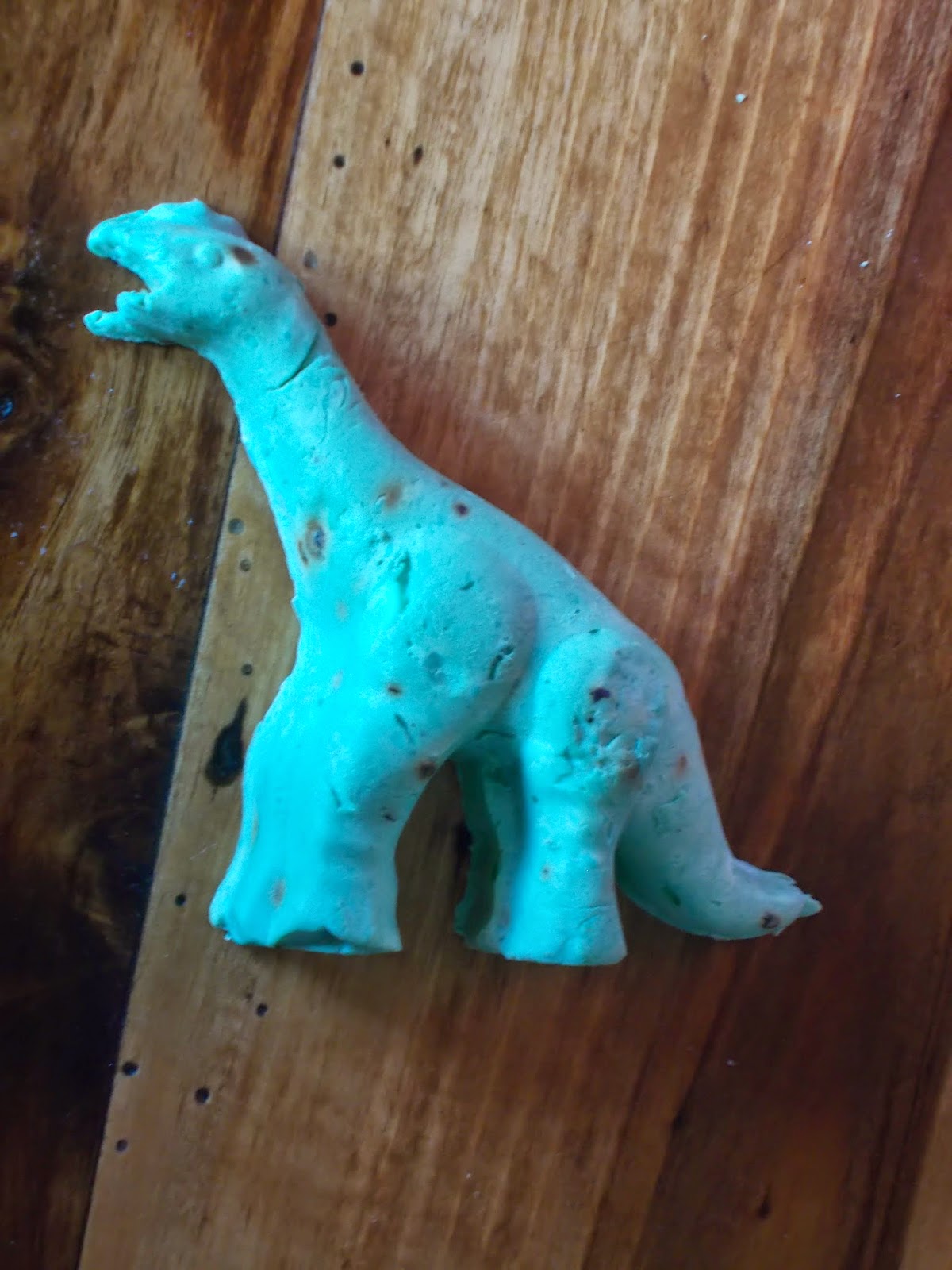 Le dinosaure en forme de savon, démoulé une semaine plus tard