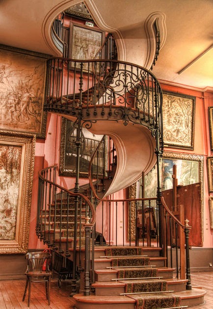 Banco de Imágenes Gratis: Escalera de caracol para subir al segundo piso