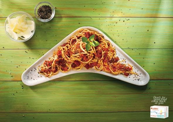 Anuncio impreso que utiliza el concepto de bumerán