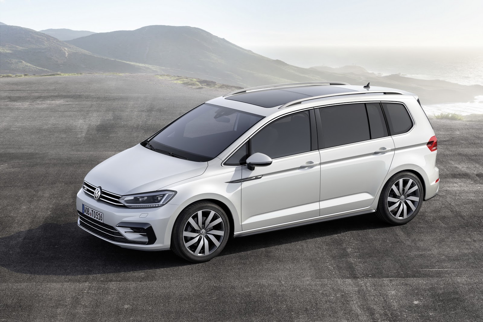 New Vw Touran Looking Good In R Line Outfit Carscoops