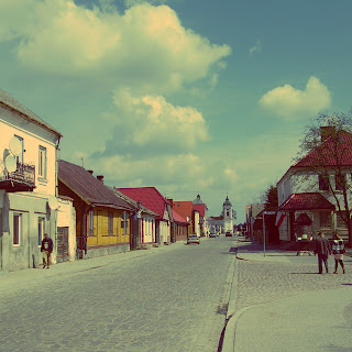 Ulica Złota w Tykocinie. Widok ze Starego Rynku na plac przed kościołem Św. Trójcy (widoczny w głębi)