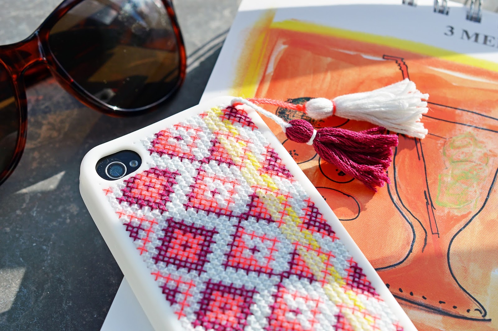 DIY EMBROIDERED iPHONE CASE + free template Motte