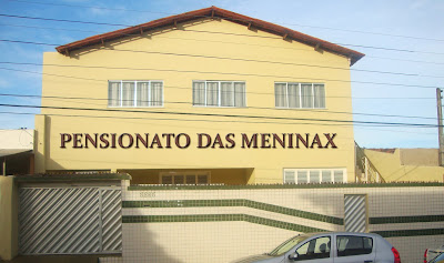 Foto da frente do pensionato feminino Lar da Meninax (Fortaleza-CE)