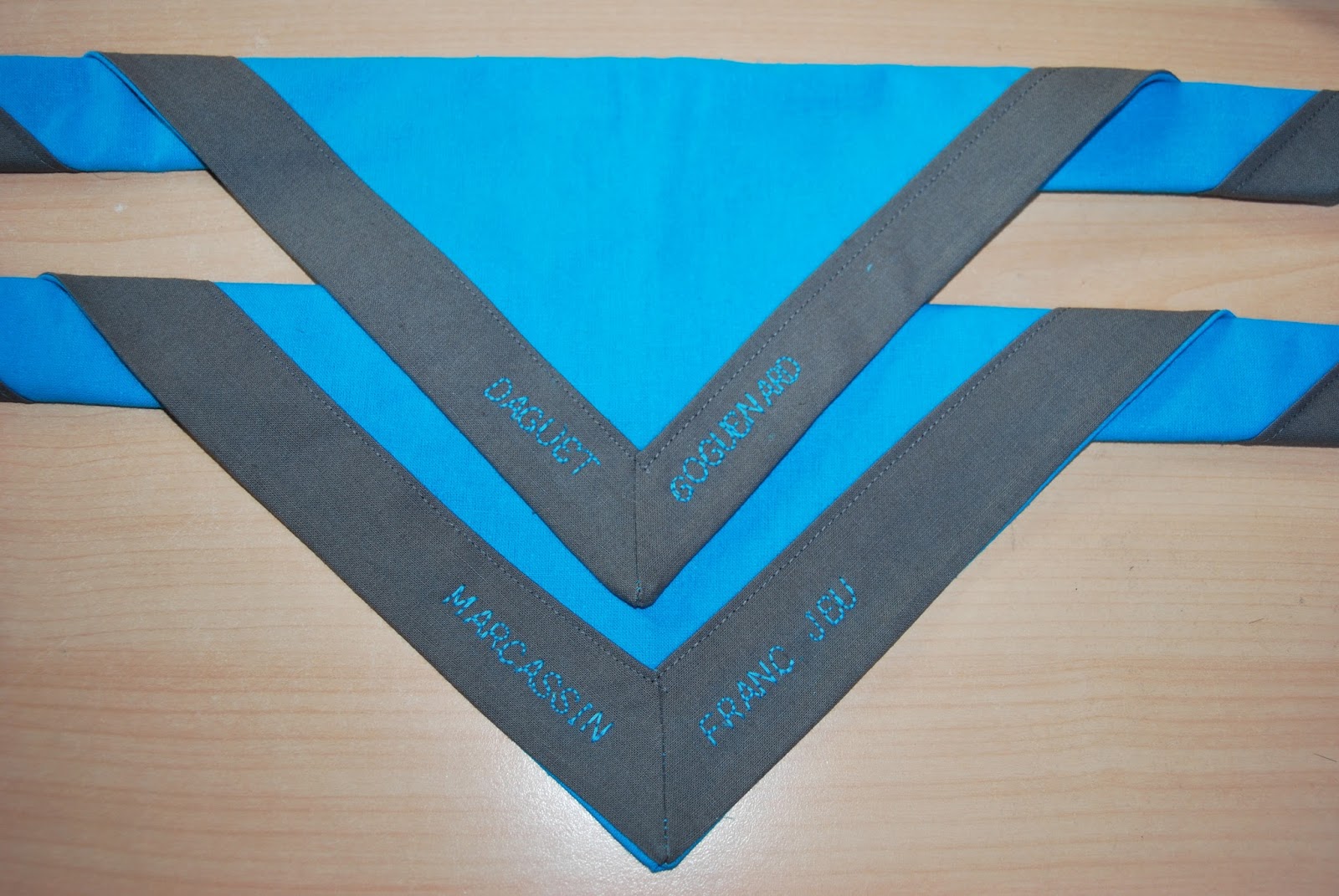 Les Petites Valises Confectionner un foulard "scout"