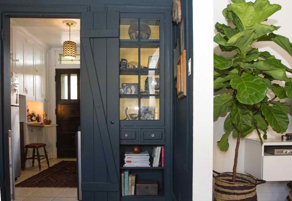 navy blue walls, navy blue dining room, eclectic interior, frame gallery