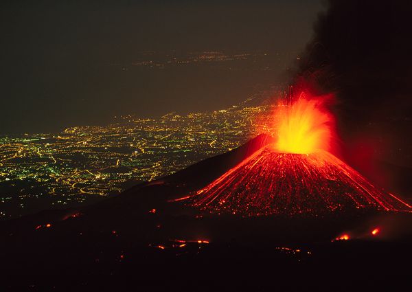 http://2.bp.blogspot.com/-D91SVZB-gOo/Tth7FjbNV0I/AAAAAAAACiw/80NL2Z_luyE/s1600/Mount%2BEtna%2BVolcano%2BItaly.jpg