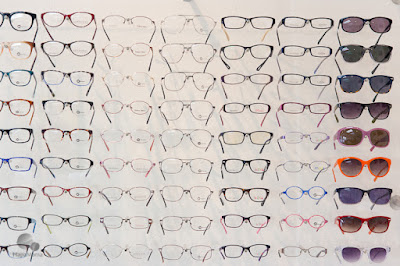 Kacamata ialah salah satu barang yang akan sangat membantu anda dalam mengerjakan kegiata Bentuk, Warna Dan Tips Memilih Frame Kacamata