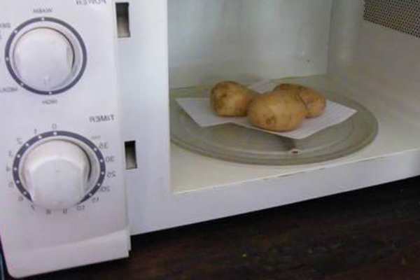 Moet u voedsel in de magnetron afdekken
