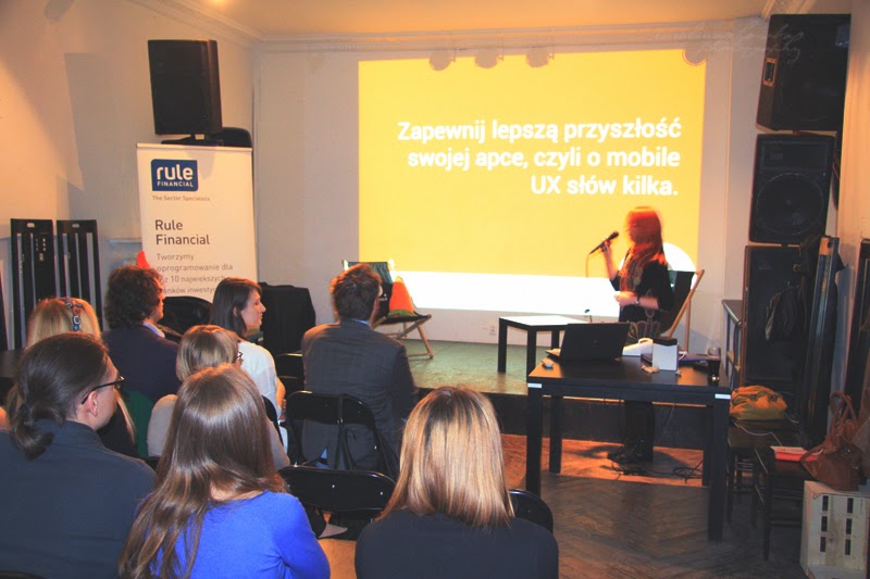 Wystąpienie Anny Sperki na temat mobile UX Geek Girls Carrots, ludzie, widownia, Rule Financial, partner spotkania, 6 Dzielnica, spotkanie kobiet, fotografia Ewelina Choroba