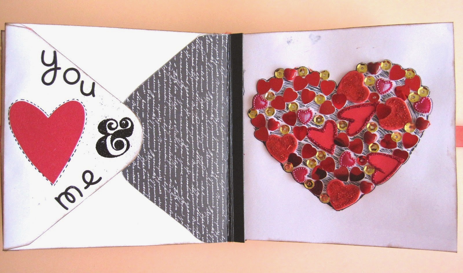 foto 2 decoración de scrapbookinkg del LOVE mini-álbum, a la izquierda parte trasera del sobre decorado y a la derecha tarjeta CORAZÓN