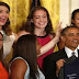 بالصور والفيديو..حتى أوباما لم يسلم من علامة "آذان الأرنب" في صورة جماعية مع لاعبات كرة السلة 