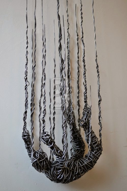 As incríveis esculturas de arame com mulheres, anjos e árvores de Richard Stainthorp Richard Stainthorp esculturas arame metal mulheres árvores anjas sensuais beleza