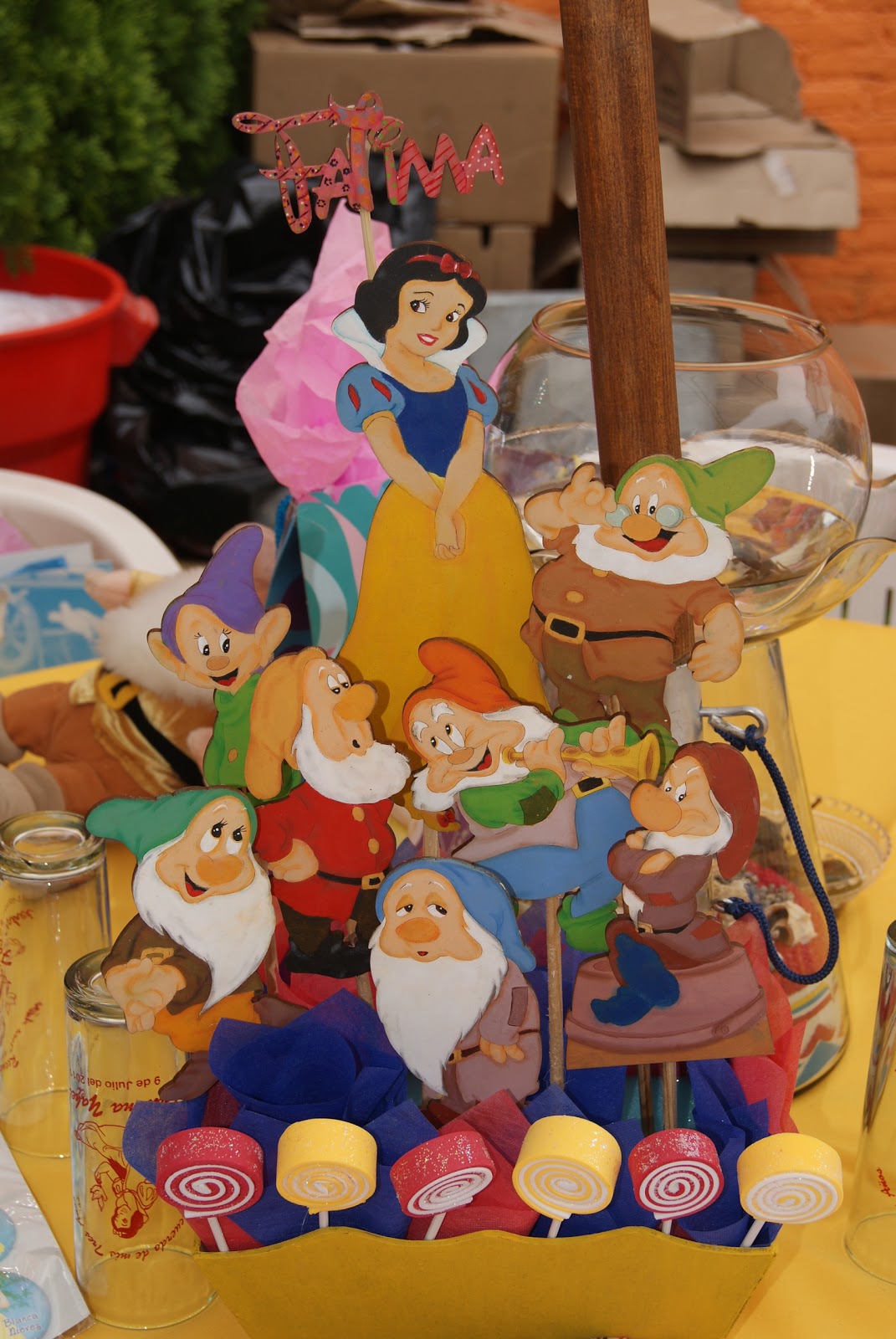 Snow White table centerpieces White table, Table centerpieces, Snow white party