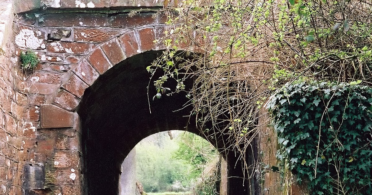 Describe a dark tunnel image