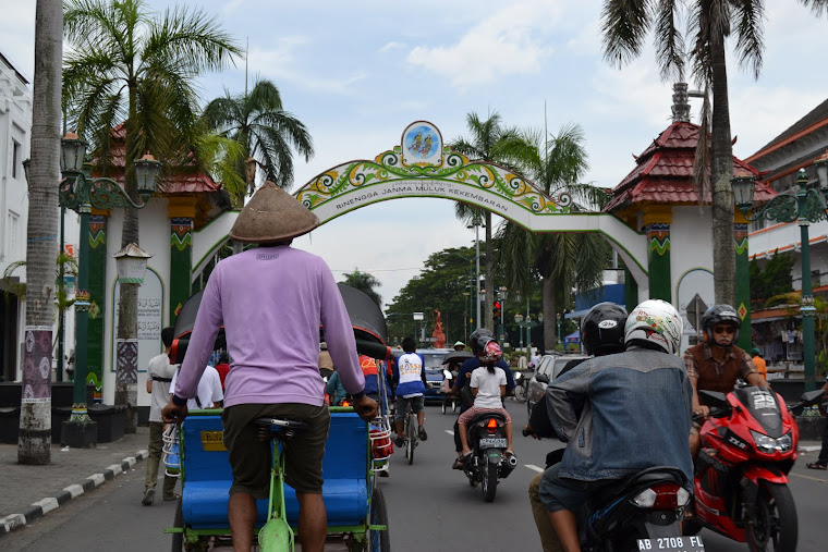 Sykkeltaxi i Yogyakartas gater