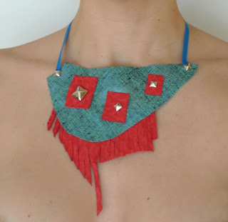 collar turquesa con detalles rojos