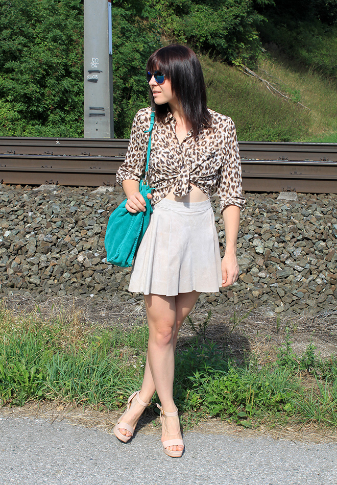 outfit_Trend_veloursleder_rock_H&Mtrend_cropped_bauchfrei_leopard_zara_tuerkis