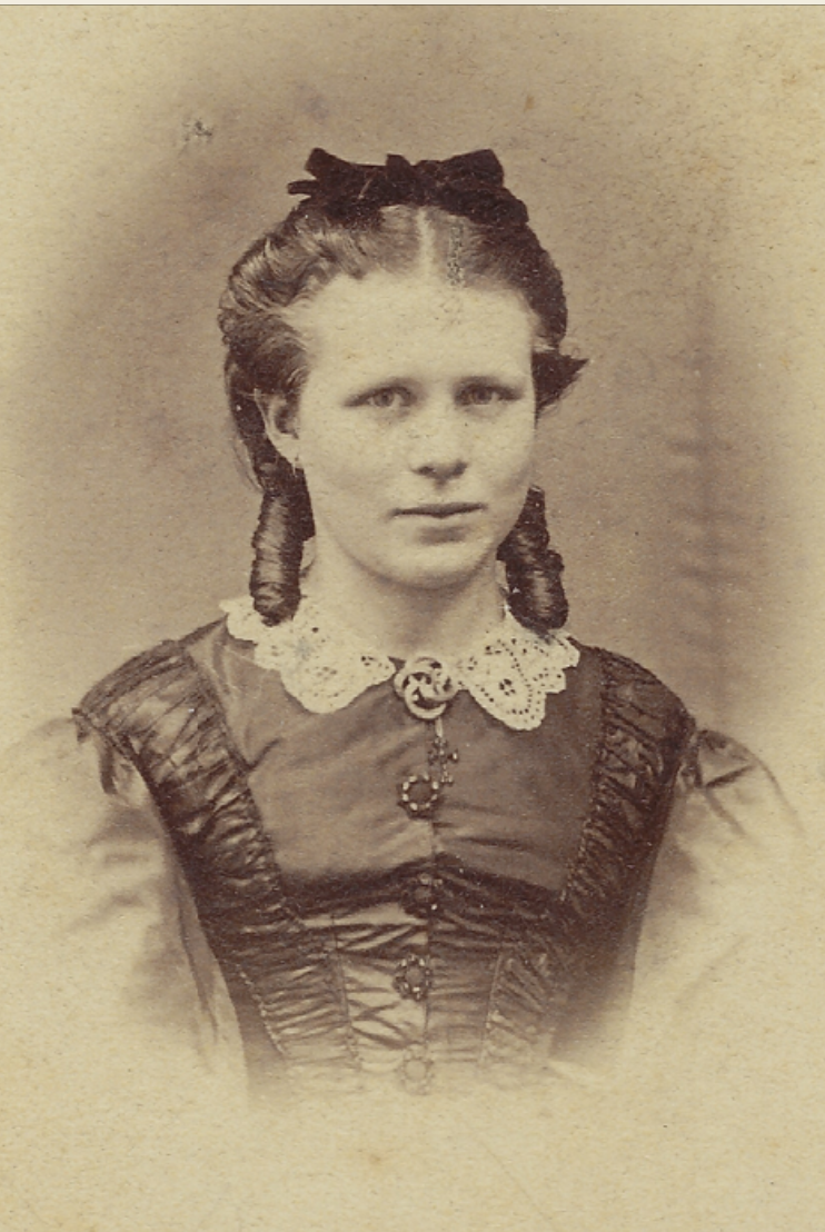 Nina Erikka Holten som ung