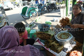 http://ejawantahtour.blogspot.com/2013/05/berburu-batik-sampai-makanan.html