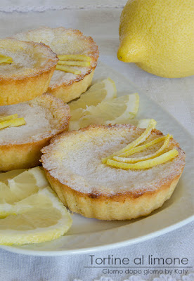 http://blog.giallozafferano.it/giornodopogiornobykaty/tortine-al-limone-dessert-delicato/