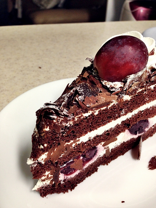 Seoul cafes Paris Baguette Cheesecake & Black Forest Cake