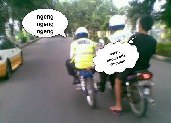 Dua Orang Oknum Polisi Tertangkap Kamera Sedang Kebut-Kebutan