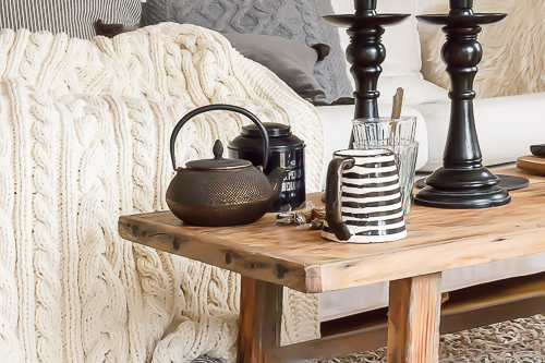 Amalie loves Denmark - Strickdecke aus heller Baumwolle mit Zopfmuster Amalie loves Denmark - Strickdecke aus heller Baumwolle mit Zopfmuster