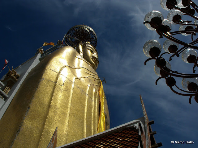 WAT INTHARAWIHAN. EL BUDA GIGANTE DE BANGKOK, TAILANDIA.