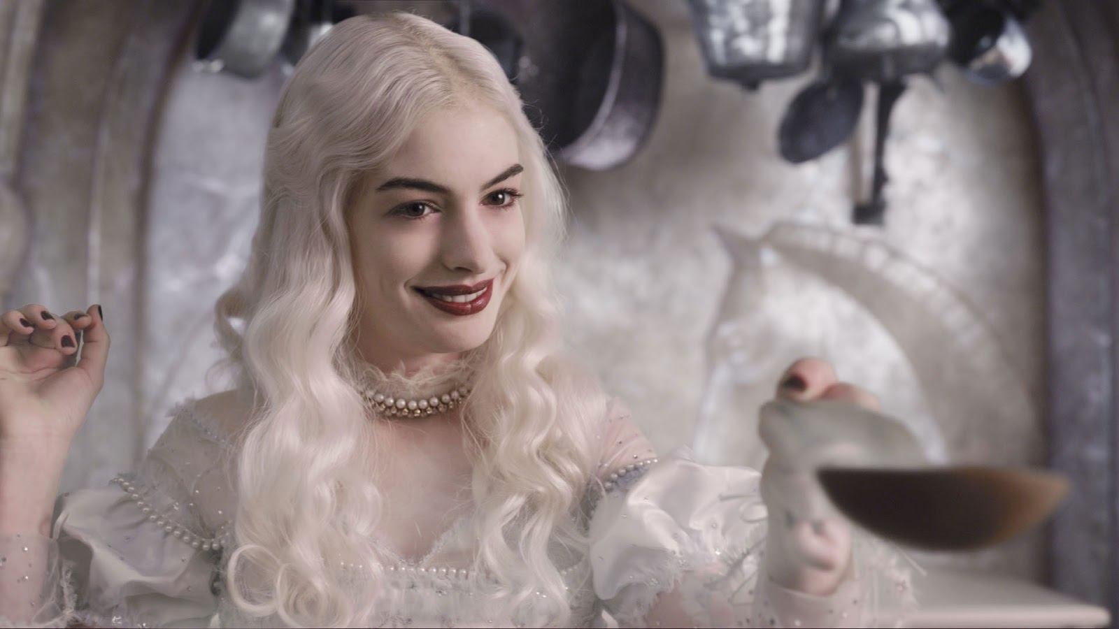 Short Hairstyles Layered Bob Anne Hathaway White Queen Alice in Wonderland
