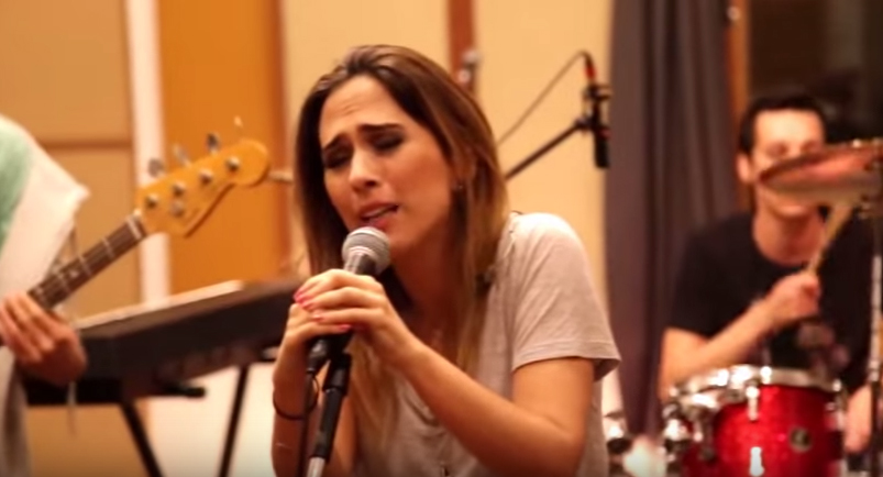 Tatá Werneck no clipe da música 'Travesti de fogo', da Banda Renatinho. Tatá Werneck no clipe da música 'Travesti de fogo', da Banda Renatinho.