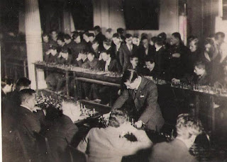 Salo Flohr dando simultáneas de ajedrez en 1935