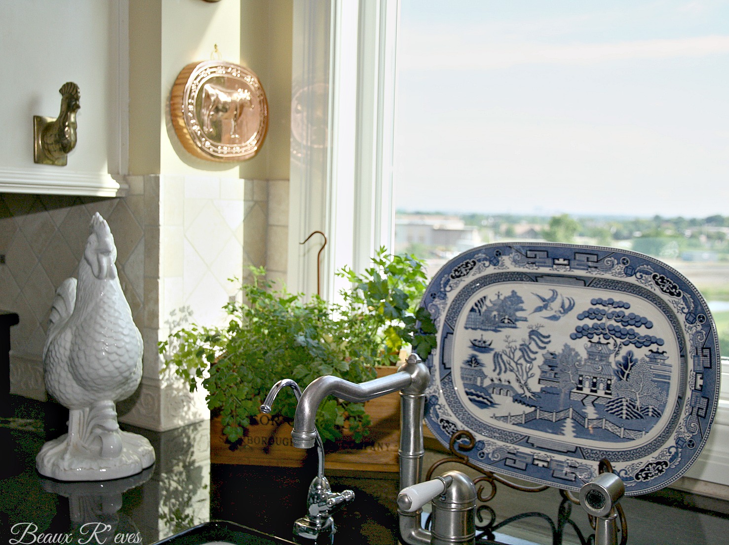 Beaux R'eves More Blue Willow in the Kitchen