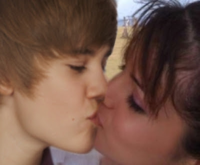 bieber kissing selena. Justin Bieber kissing a fan