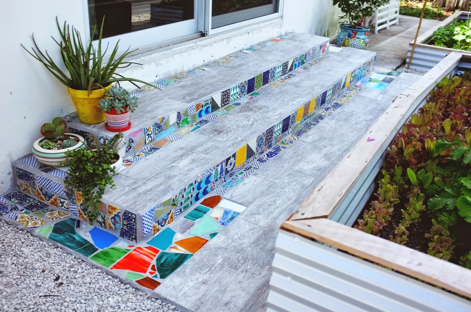 How do you make a mosaic tile pattern?