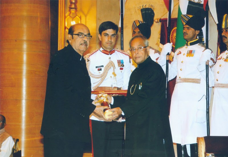 Ramanaidu Receiving Padmabhushan Award from President of India Pranab Mukherjee Ramanaidu Receiving Padmabhushan Award from President of India Pranab Mukherjee
