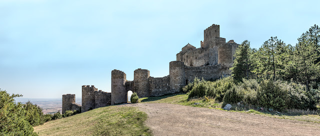 Castillo de Loarre :: Canon EOS5D MkIII | ISO100 | Canon 24-105 @45mm | f/8.0 | 1/100s