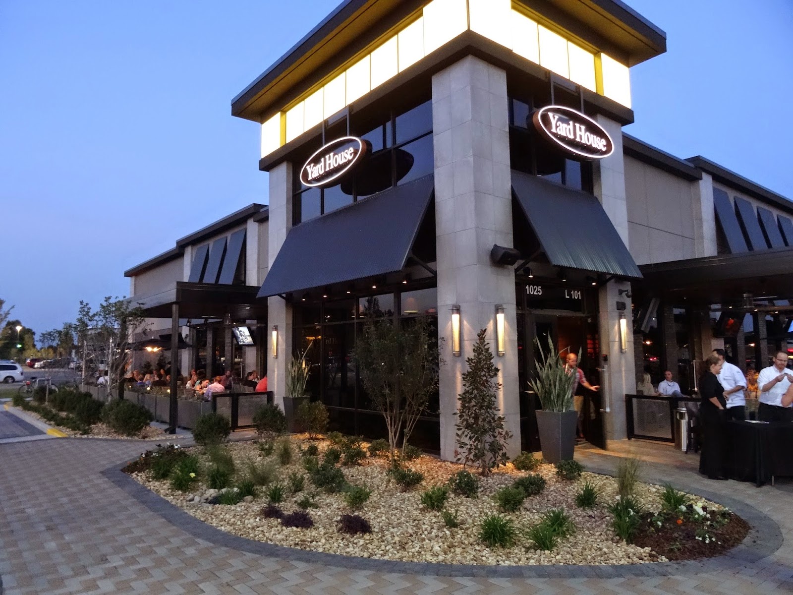 Femme au foyer Yard House in Greenville