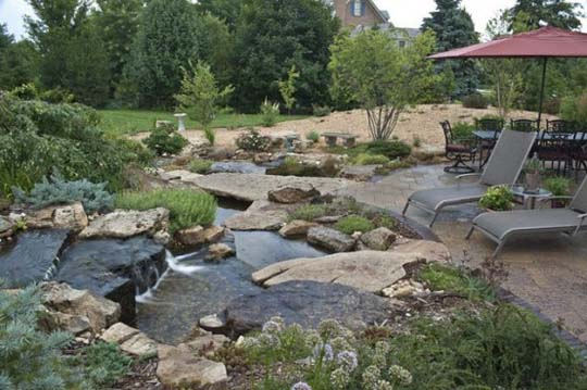 Natural-backyard-design-ideas-with-pond