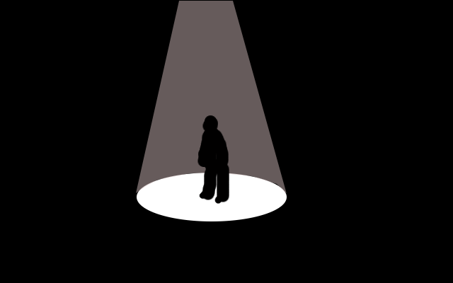 Человек в луче света в темноте