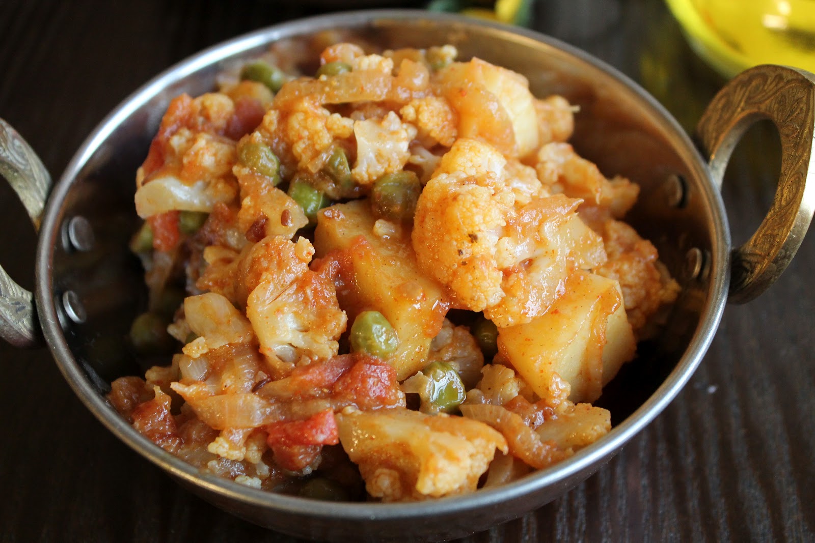 Aloo Gobhi (Cauliflower curry) Desi Zayeka