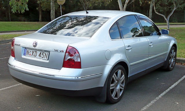 2001–2004 Volkswagen Passat SE V6 sedan (Australia)