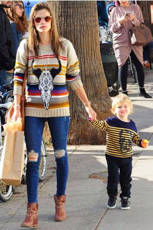 Alessandra Ambrosio dengan style ripped denim Alessandra Ambrosio dengan style ripped denim