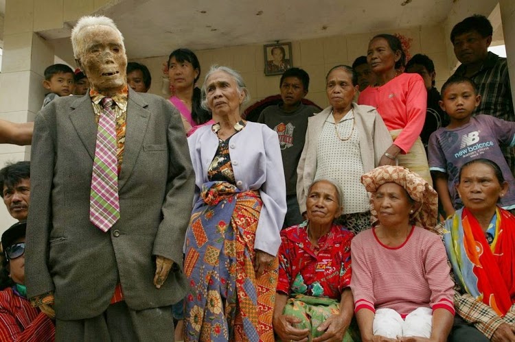 Ritual Membangkitkan Mayat di Toraja