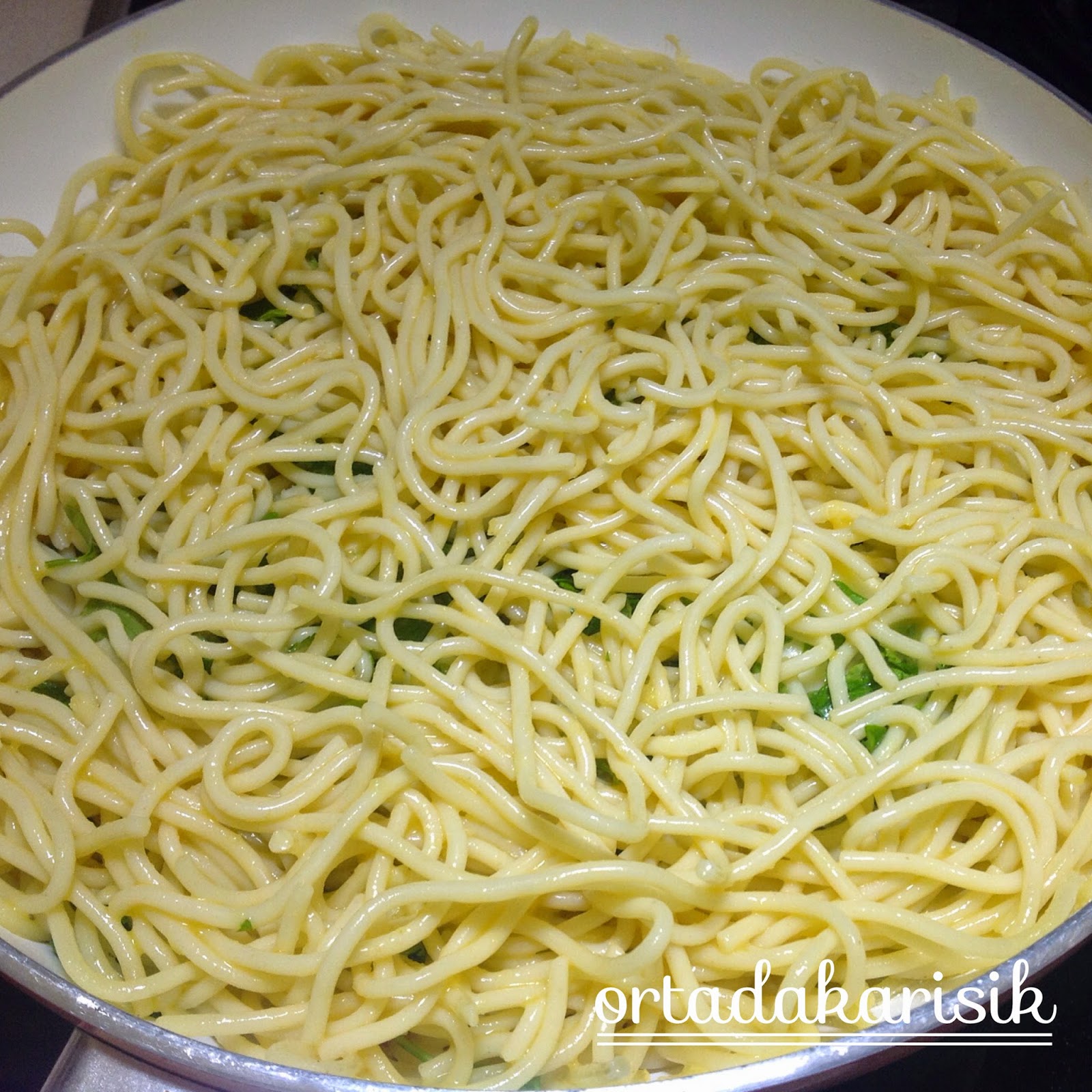 ORTADA KARIŞIK TAVADA MAKARNA BÖREĞİ NASIL YAPILIR