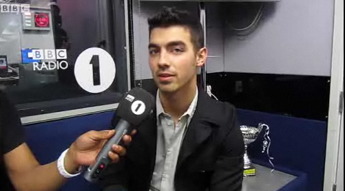Joe Jonas en BBC1 "No hay ruptura con Jonas Brothers"  Aviary+bbc-co-uk+Picture+1