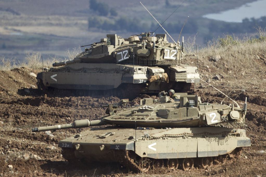 Armée Israélienne - Page 29 N+Israeli+tank+in+a+firing+position+in+the+Israeli-controlled+Golan+Heights+overlooking+the+Syrian+village+of+Bariqa,+Monday,+Nov.+12,+2012.+The+Israeli+military+says+Syrian+mobile+artillery+was+hit+after+respondin+%282%29