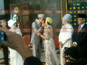 Foto Pernikahan Dimas Andrean mencium Novita Tri Utami Dewi