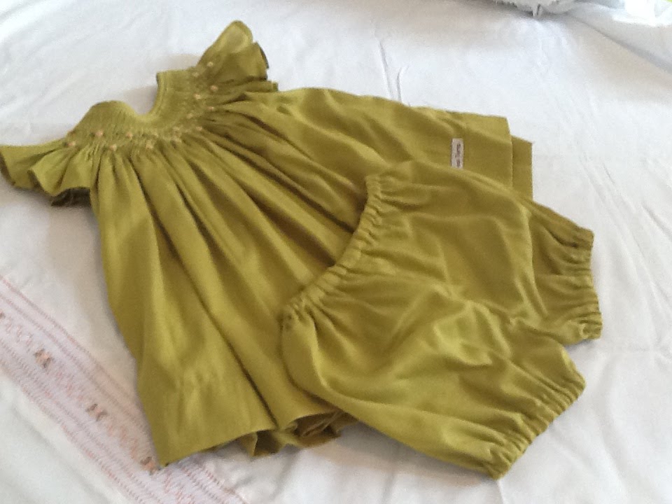 Vestido verde bordado em ponto smock com shortinho