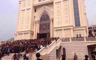 Escudo humano para defender igreja em Sanjiang Escudo humano para defender igreja em Sanjiang