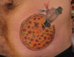 tatuaje de una patrulla chocando con una piza